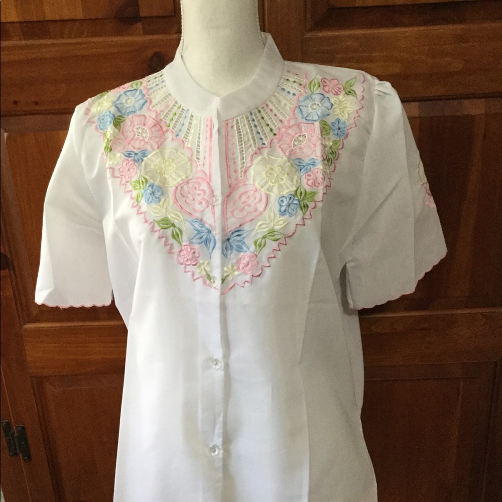 NWOT Gorgeous embroidered blouse